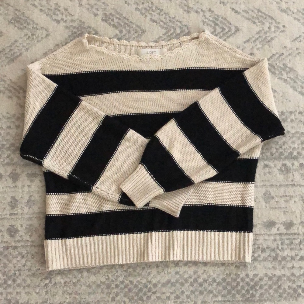 Cropped boxy sweater.